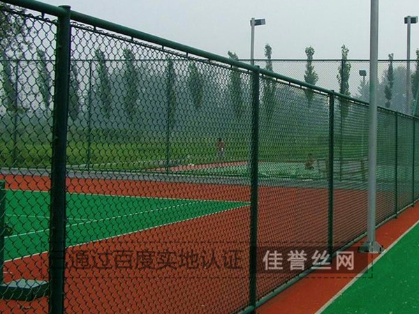郑州市某职中体育场围栏